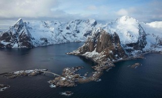 91吃瓜的争议点，其实被说错了方向，让我意外的是临近上映才补拍，补拍的恰好是核心，你不一定喜欢，但一定会记住